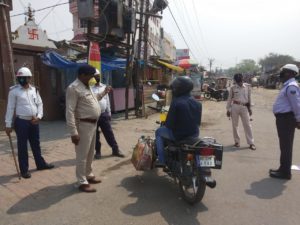 सहरसा के शंकर चौक पर वाहन जांच करते हुए ट्रैफिक इंचार्ज नागेंद्र राम