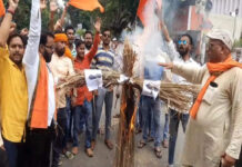 जावेद अख्तर के आरएसएस की तुलना तालिबान से करने पर विहिप ने फूंका पुतला