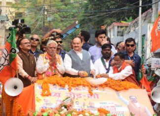 रोड शो में भाजपा के राष्ट्रीय अध्यक्ष जेपी नड्डा ने भाजपा प्रत्याशी डॉ प्रेम कुमार के पक्ष में मांगा वोट
